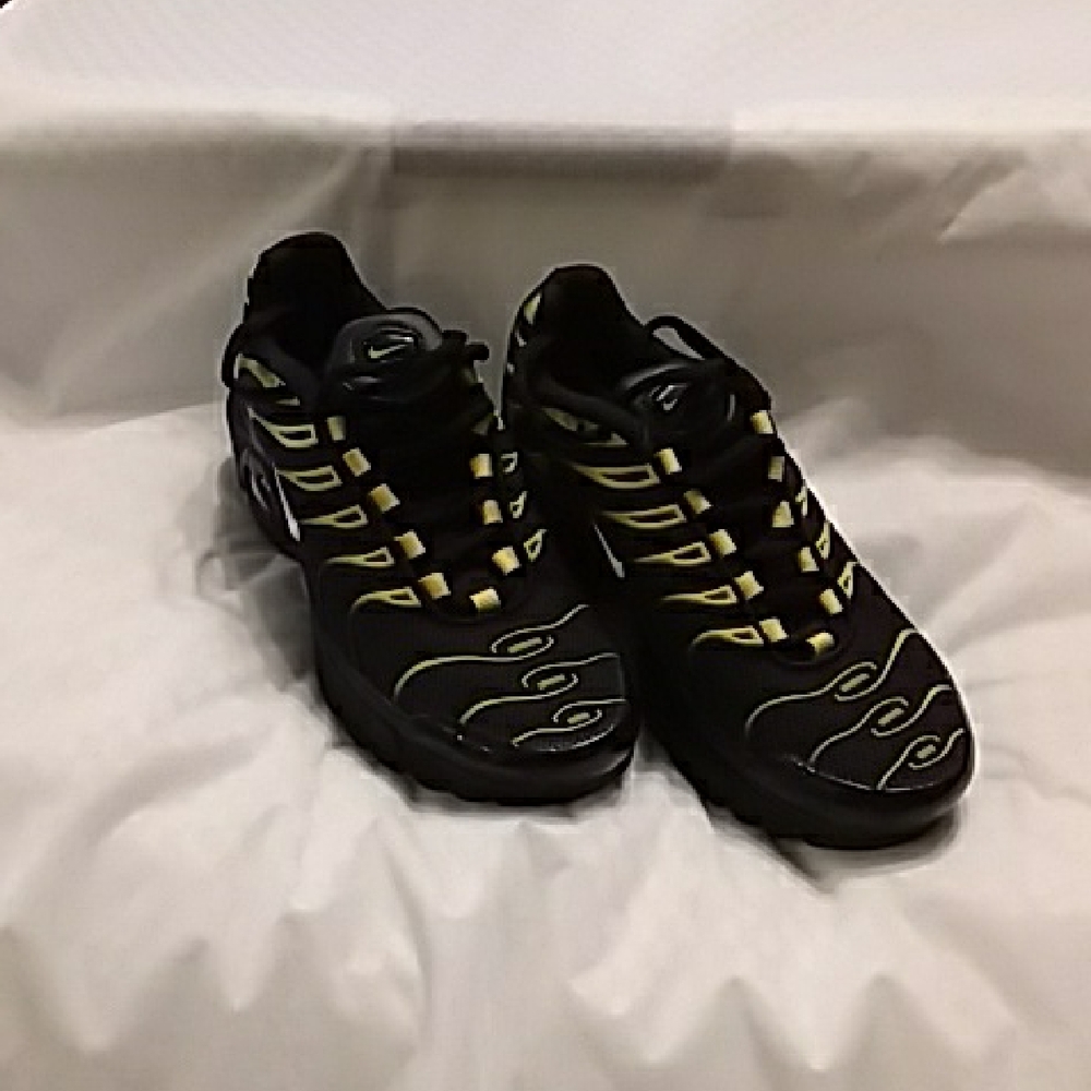 Nike TN Air Black and Yellow Youth Size 4 Sneakers